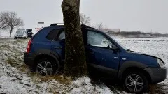 Gmina Nowy Staw. Auto wpadło w poślizg i uderzyło w drzewo - kobieta&#8230;