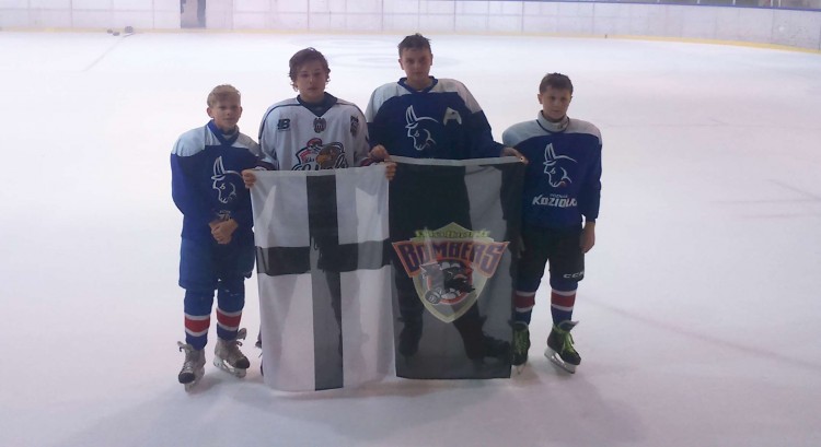 Czwórka zawodników UKS Bombek SP3 Malbork w rozgrywkach hokeja na lodzie&#8230;