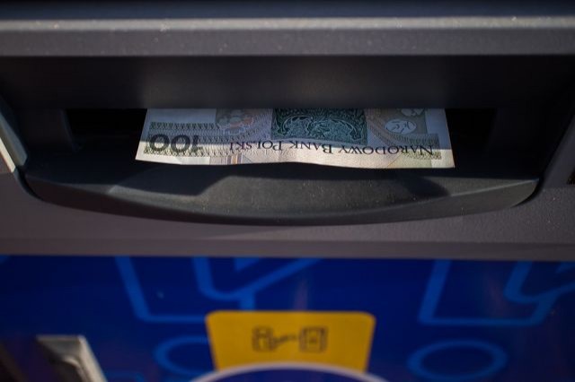 Znaleziono pieniądze w bankomacie!!! Policja poszukuje ich właściciela&#8230;