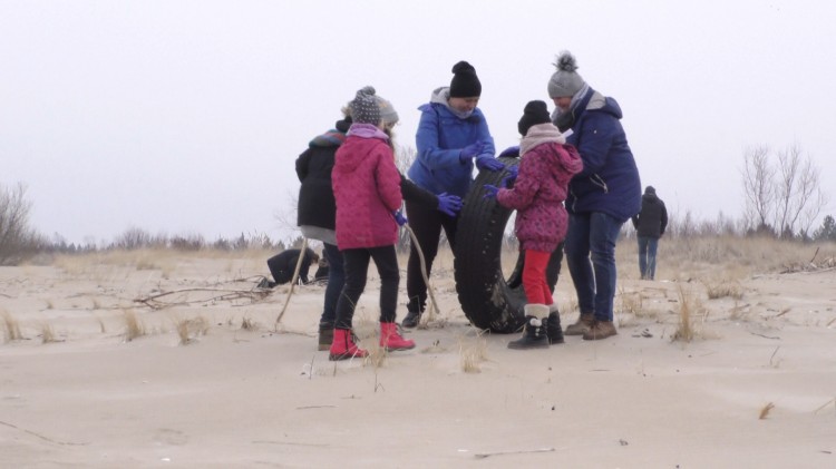 Sprzątanie plaży to już rodzinna akcja. Mewia Łacha gotowa do wiosennego&#8230;