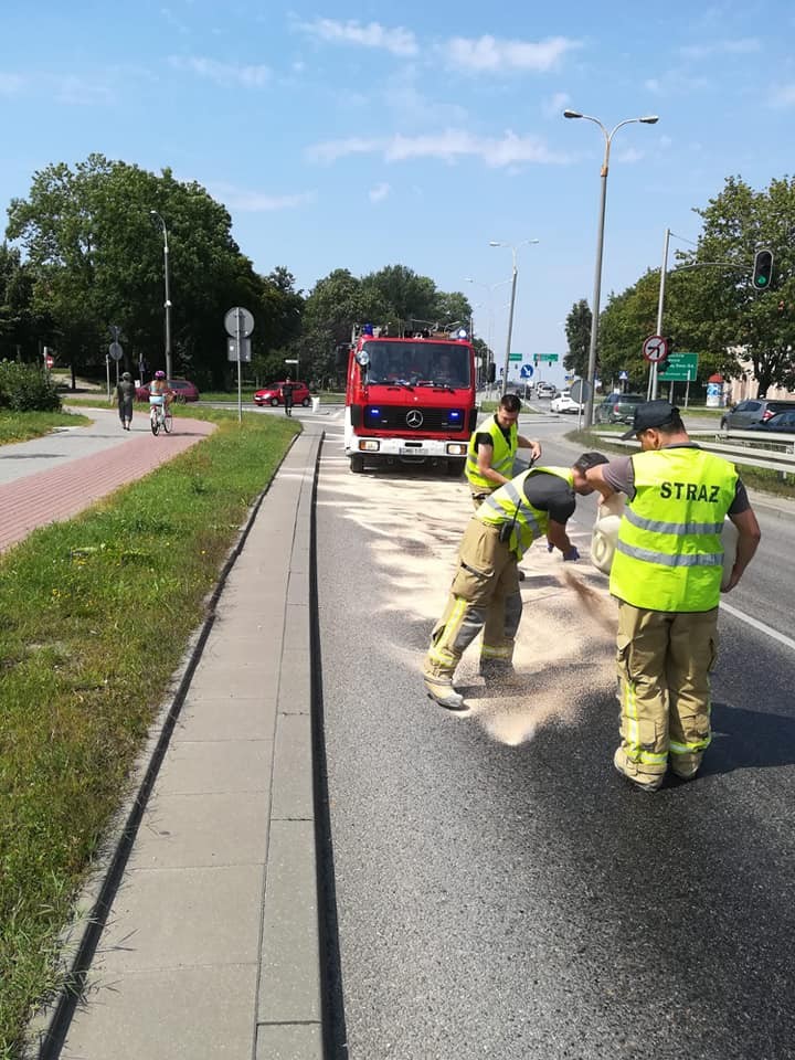 Dwugodzinna akcja usuwania 700 metrowej plamy oleju na jezdni w Malborku.