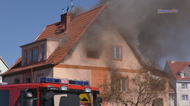 Ogień pozbawił ich dachu nad głową. Potrzebna pomoc dla poszkodowanych&#8230;