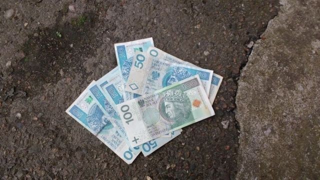 Policjant z Krynicy Morskiej oddał 8.000 złotych - 09.07.2017