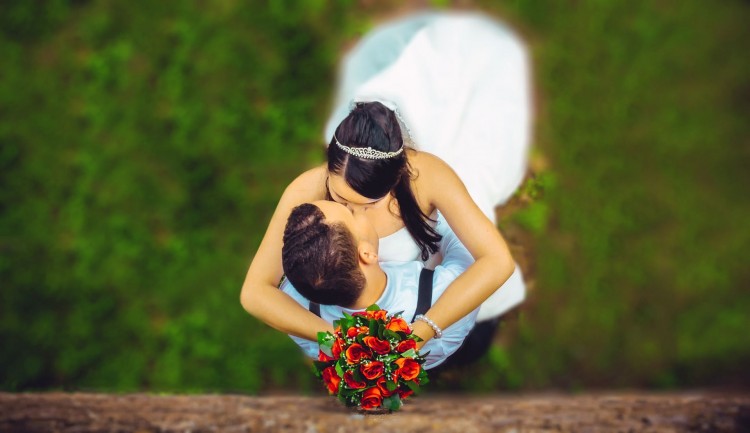 Fotografia ślubna i sesja w plenerze – w dniu ślubu czy w innym terminie?
