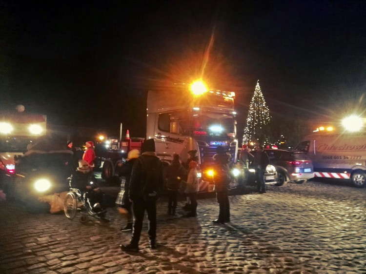 Konwój Mikołajów w ciężarówkach przejechał przez Malbork. Na pomoc&#8230;