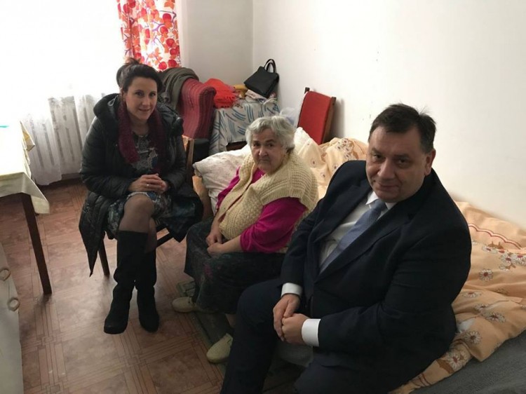 Wójt Marek Szczypior z żoną odwiedził mieszkankę gminy Stare Pole.
