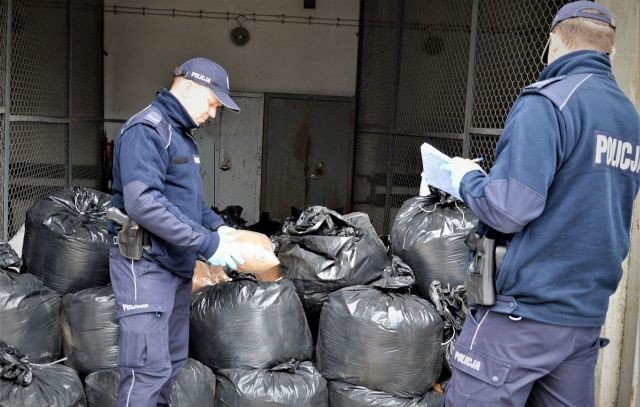 Policjanci zabezpieczyli 1300 kg krajanki tytoniu bez akcyzy. 34-latek&#8230;