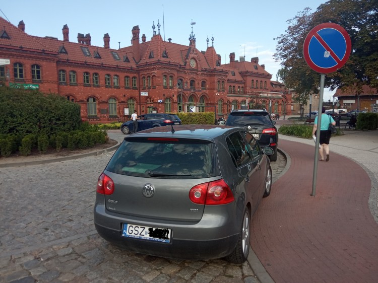 Mistrz (nie tylko) parkowania przy dworcu w Malborku.