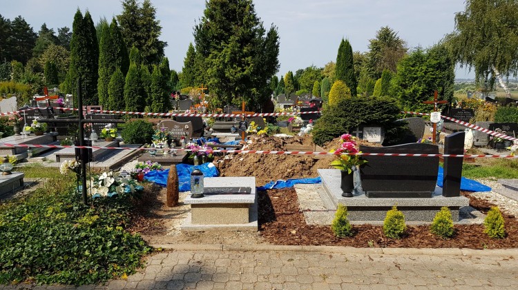 Bomba w grobie na cmentarzu komunalnym w Malborku.