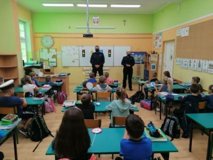 Policjanci u pierwszoklasistów w ramach projektu „Uczę się bezpieczeństwa”.